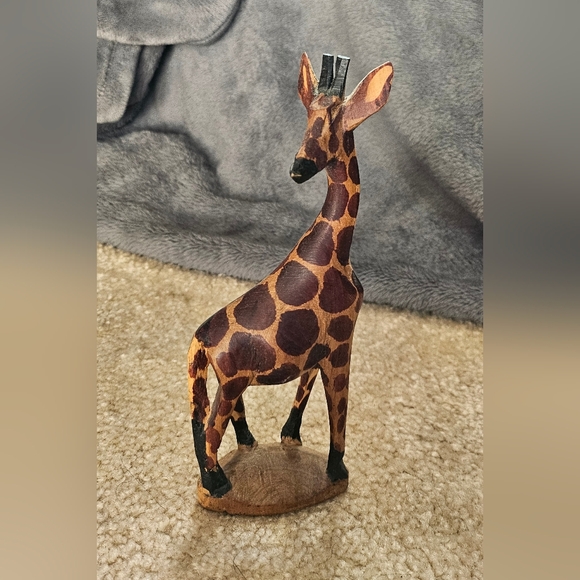 Hand Carved Giraffe Figurine - Picture 1 of 5